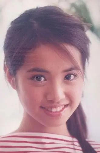 尤其蔡依林的脸型,因为苹果肌和脸颊的脂肪较多,即便是年轻的时候