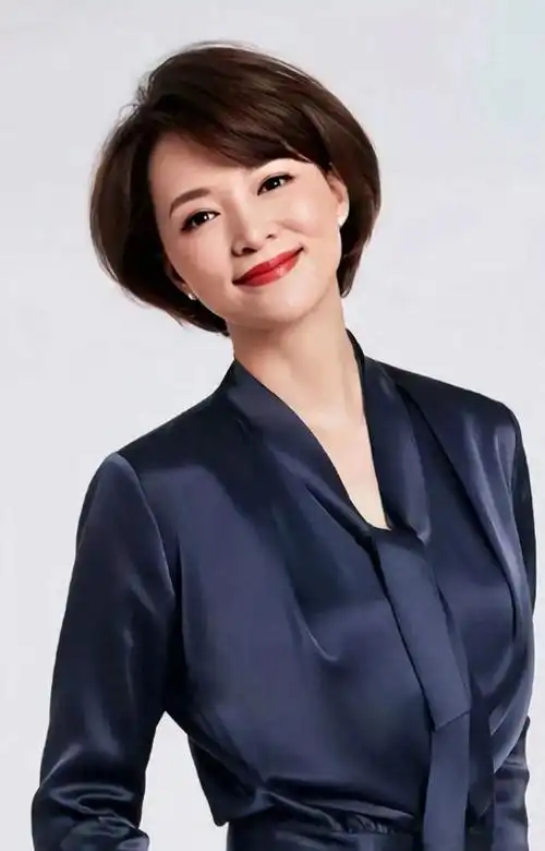 董卿,中国著名的电视主持人,在央视春晚和《挑战不可能》等节目中担任