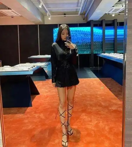 粉墨jennie真丝装出镜,绑带高跟鞋大秀剪刀腿,受邀成时尚编辑