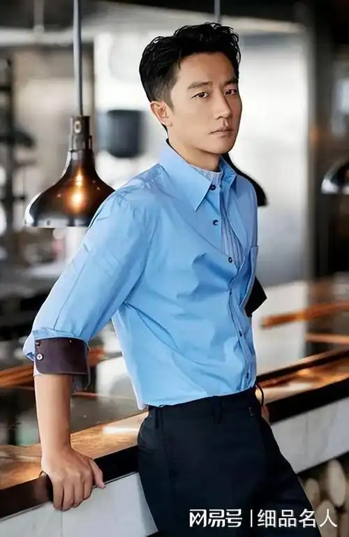 当红小生黄轩在龙年央视春晚大放异彩