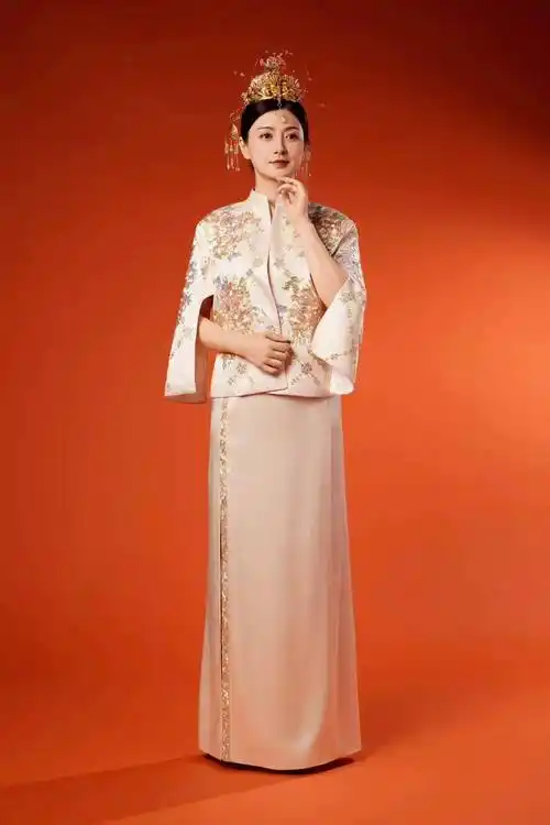 设计师独特的审美将细致入微的非遗技艺融入每一件礼服的设计灵感中