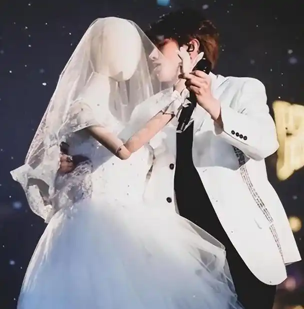 从新人到巨星,蔡徐坤用了5年,从顶流到塌房,却只花了1天