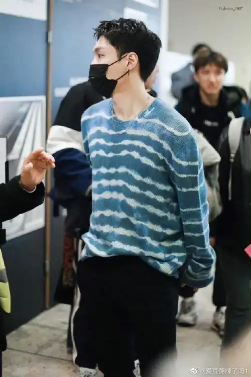 张艺兴蓝色条纹毛衣##张艺兴机场又收粉丝的信了