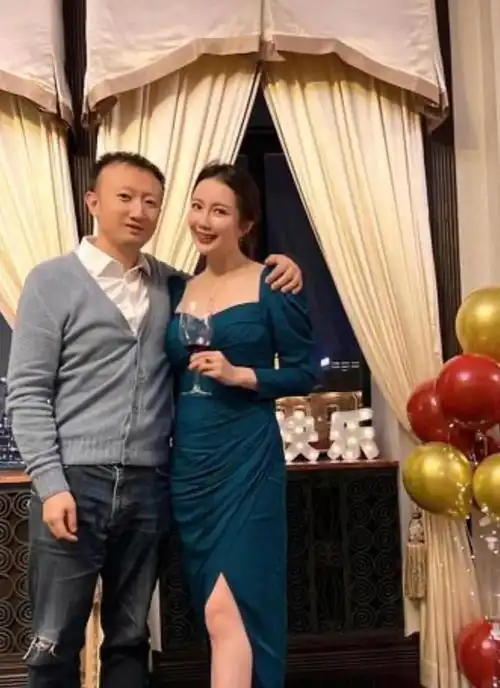 主持人杨蕾盛装出席嗲妹妹赵若虹生日宴,当年曾出资助赵若虹创业