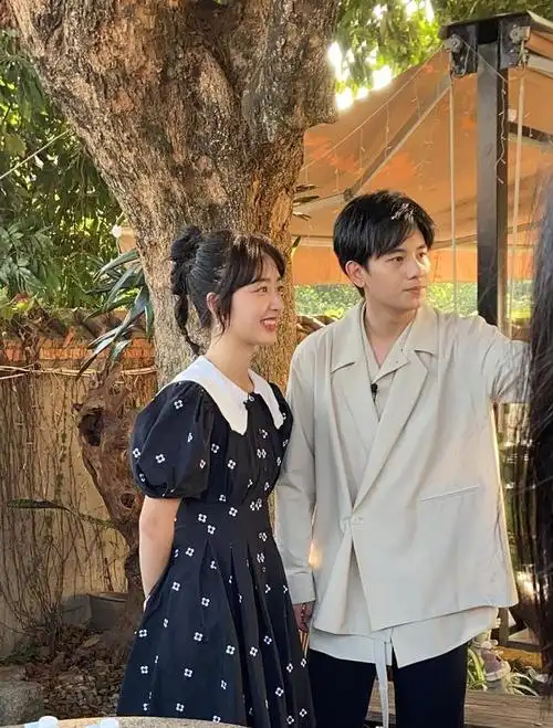 (胡先煦,邓恩熙合影)胡先煦有过一次失败的恋情,但没有婚姻经历,而他