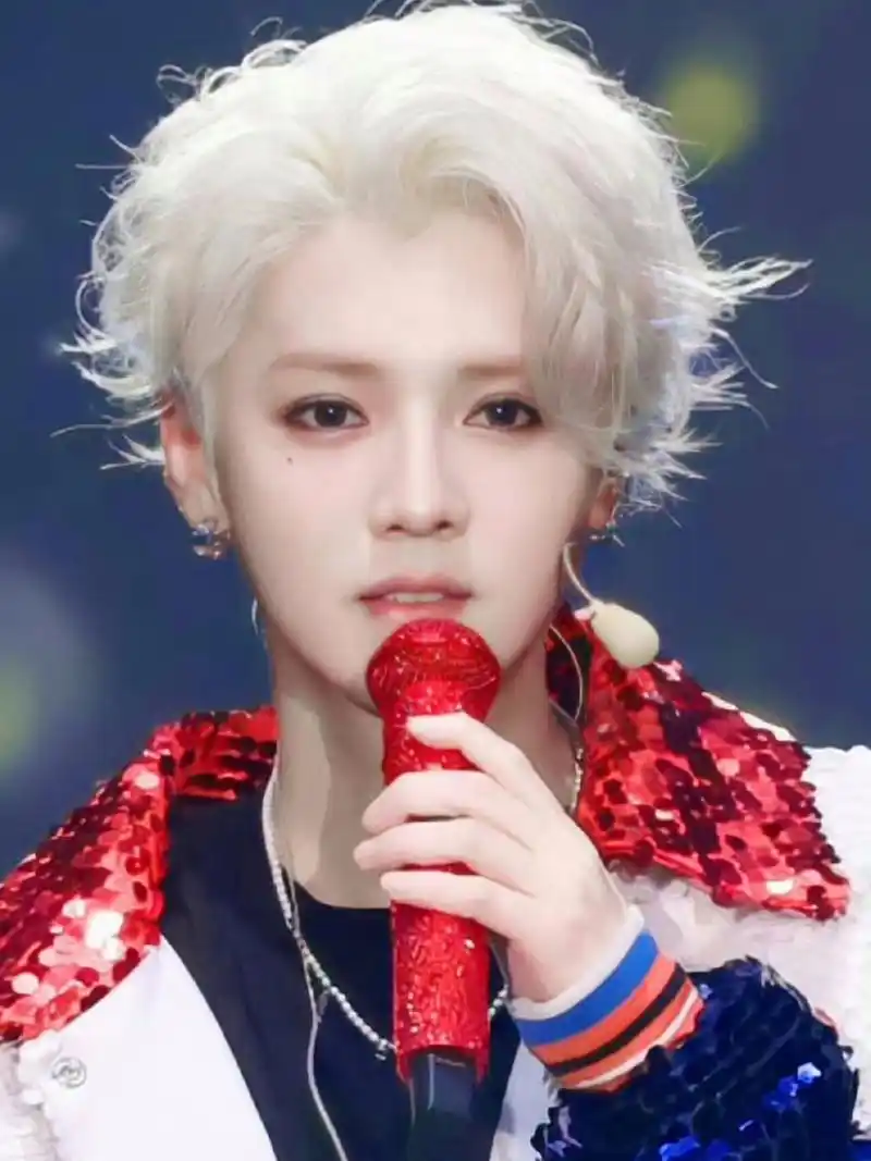 爱豆鹿晗回来了# 鹿晗广州演唱会今天蓝发,爱豆鹿晗回来了!美神降临!