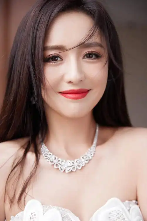 佟丽娅白色长裙优雅图集