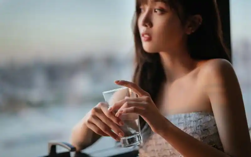 吴宣仪抹胸裙慵懒高清桌面壁纸