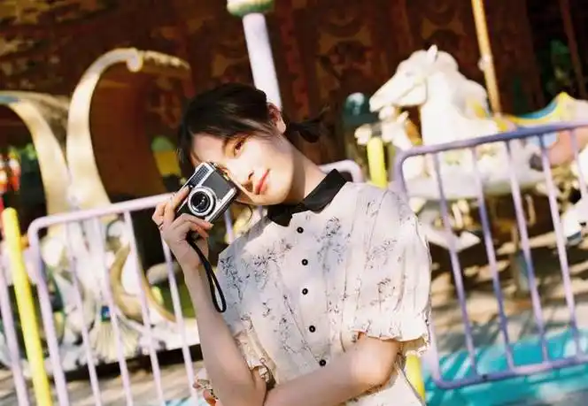 李兰迪六一双马尾印花衬衫造型