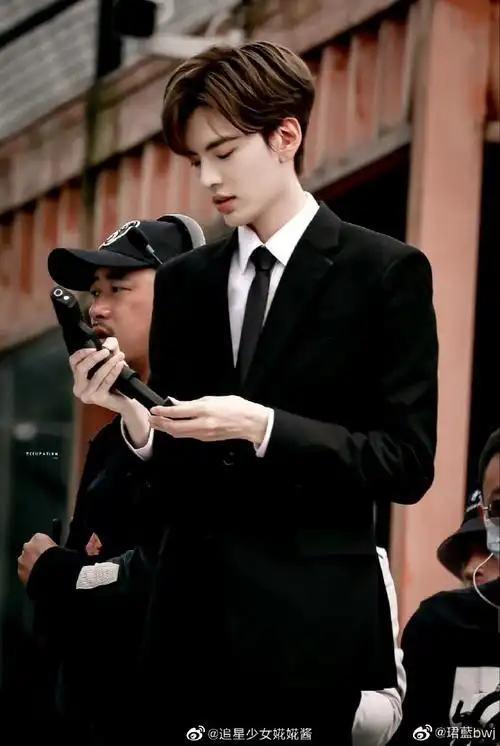 毕雯珺墨白双重身份##毕雯珺腹肌