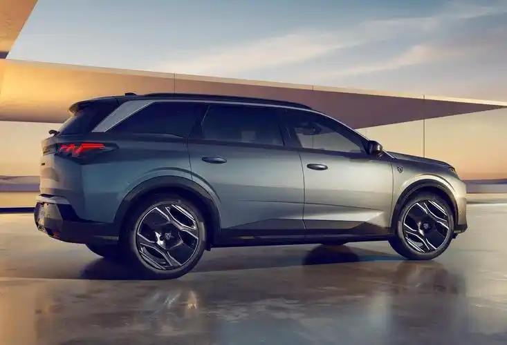 全新标致5008家族发布,该车定位三排座椅的中型suv,基于stla mediu