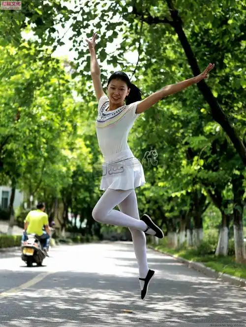 校园内的白丝袜布鞋女生 - 丧俗论坛 - 白衣居士