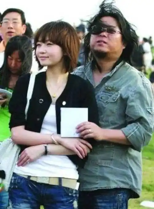 为了能征得父母的同意,高晓松当年还亲自送女友出国留学镀金,要知道