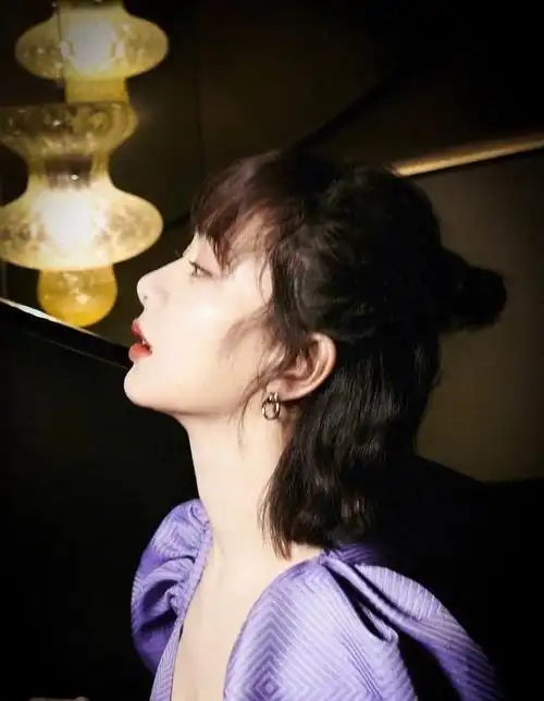 杨紫侧颜绝美最新美照好元气蓝色提花廓形裙营造在逃公主氛围