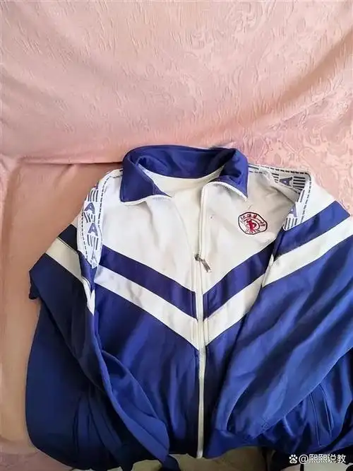 校服,是学生身份的象征,是校园文化的展现.