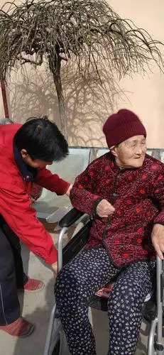 推失能老人在院子里晒太阳,幸福!