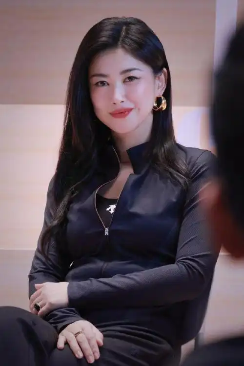 众所周知,朱珠家世显赫,是圈内公认的"红三代"富二代".