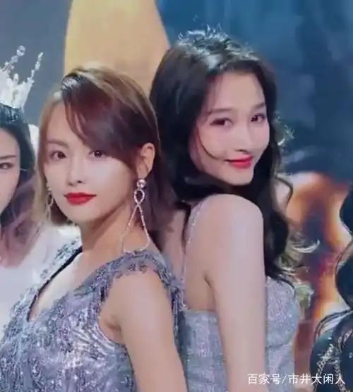 关晓彤与张嘉倪同台斗舞,满屏大长腿性感十足