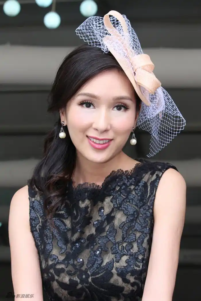 组图:杨恭如亮相马术赛 纱裙搭礼帽尽显贵妇范