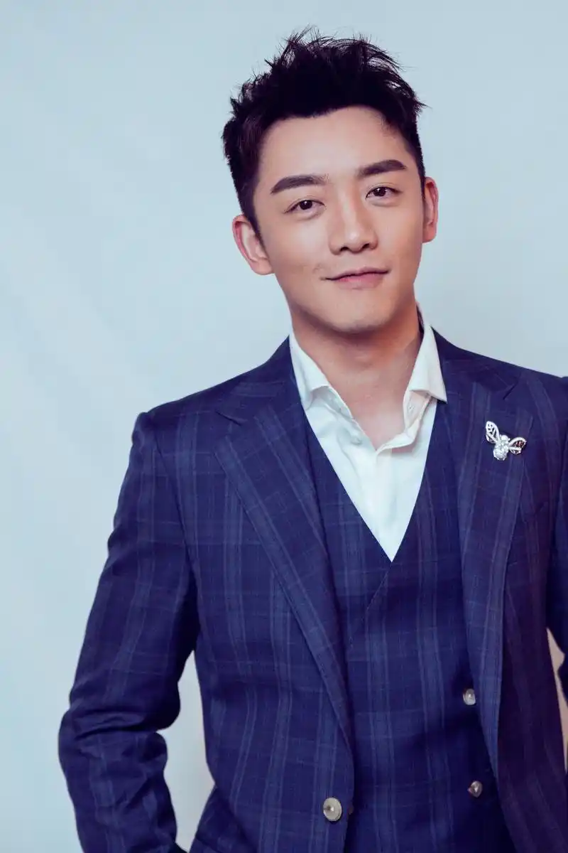 郑恺帅气亮相某活动,蓝色格纹西装精致帅气,气质沉稳干练,举手投足