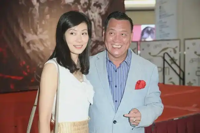 后来,万梓良娶了另一位妻子郭明黎,她是一名空姐,比万梓良小16岁.