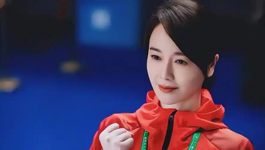 被姜文选中进军娱乐圈,如今嫁给大20岁富商老公_左小青_发展_身材