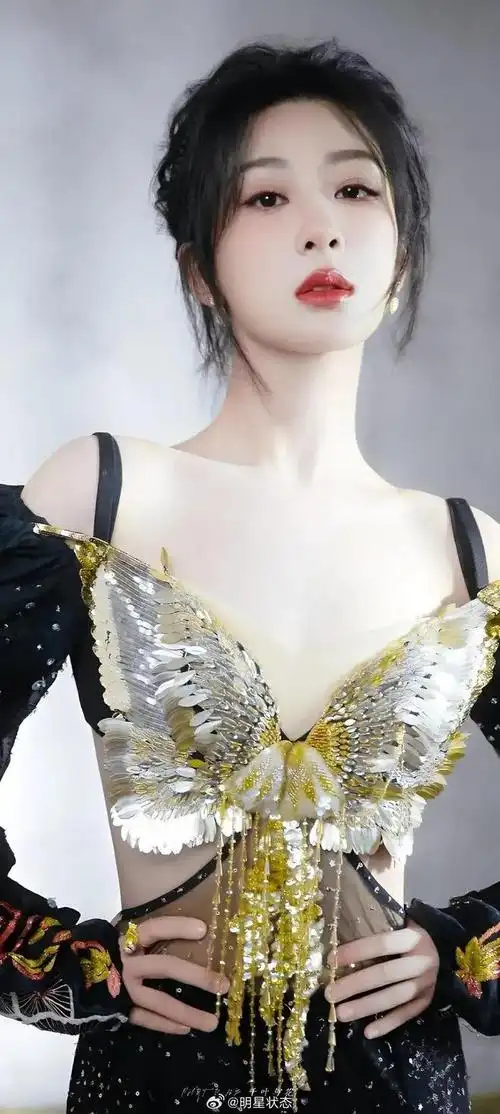 杨紫的俏脸在深v长裙的映衬下,更显清丽脱俗,香肩和胸前的肌肤在灯光