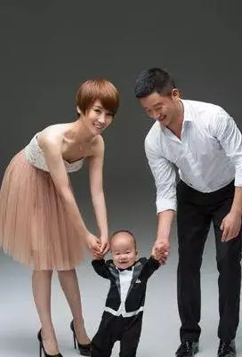 吴京带小儿子出门逛街与宝贝手牵手眼神慈爱温柔