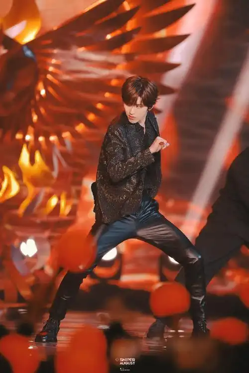 蔡徐坤2021个人巡回演唱会#涅槃重生后醒了渡成了风皮裤重生太爱了!