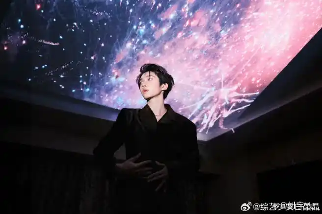 白色西装搭配大背头,简直是从小说中走出来的帅气年轻霸总本人!