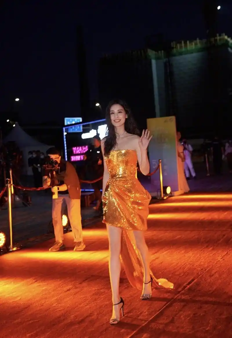 黄圣依活动最新造型,橙色礼服裙一侧吊带,明艳减龄又个性