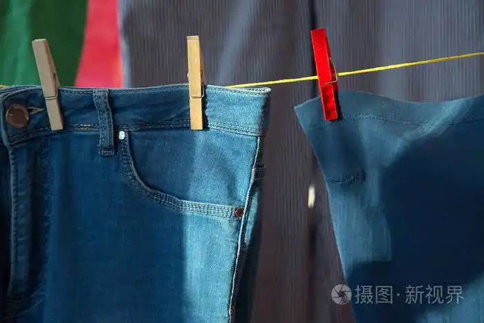 干净的衣服穿在一根绳子上的干燥