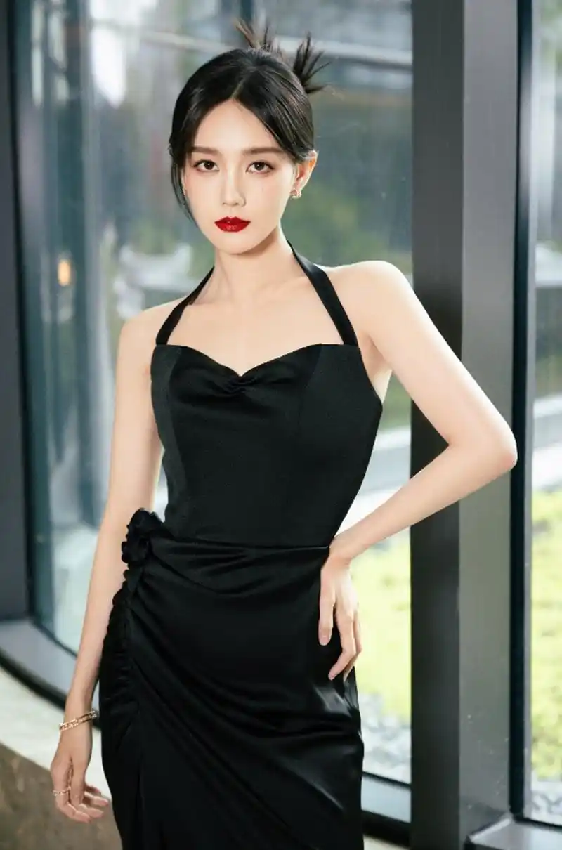 艳若桃李,温柔可人的#李一桐# 一袭黑色挂脖深v礼裙,丰腴身姿,养眼吸