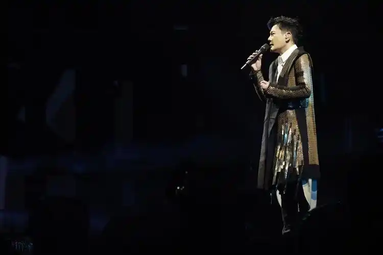 c视频丨张信哲演唱会成都站唱响,"哲式情歌"引发全场合唱,谁的青春又