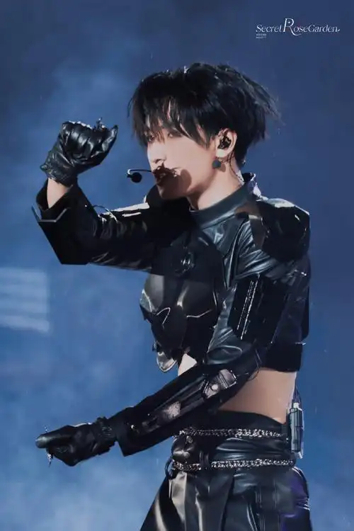 翔霖超话#严浩翔 熠立二十与光冠冕#  暗色的羽翼装饰你,隐于仲夏夜晚