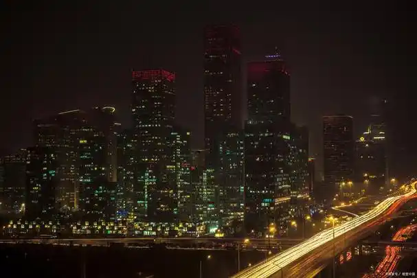 你是否也是城市中的那些孤独的晚归者