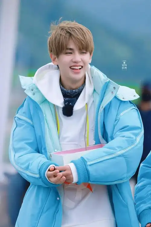 黄明昊极限挑战路透 看小贾笑起来心都化了,好乖的崽崽!