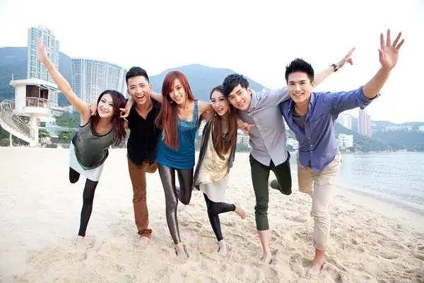 快乐的年轻人在沙滩上摆拍