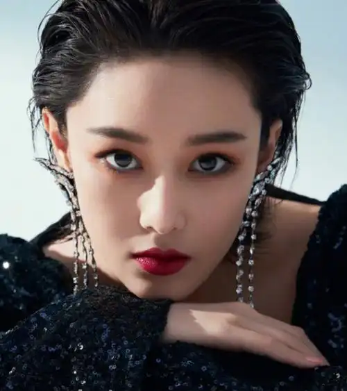 张馨予果真是"最美军嫂"!她穿修身裙秀曲线时,轻松碾压范冰冰