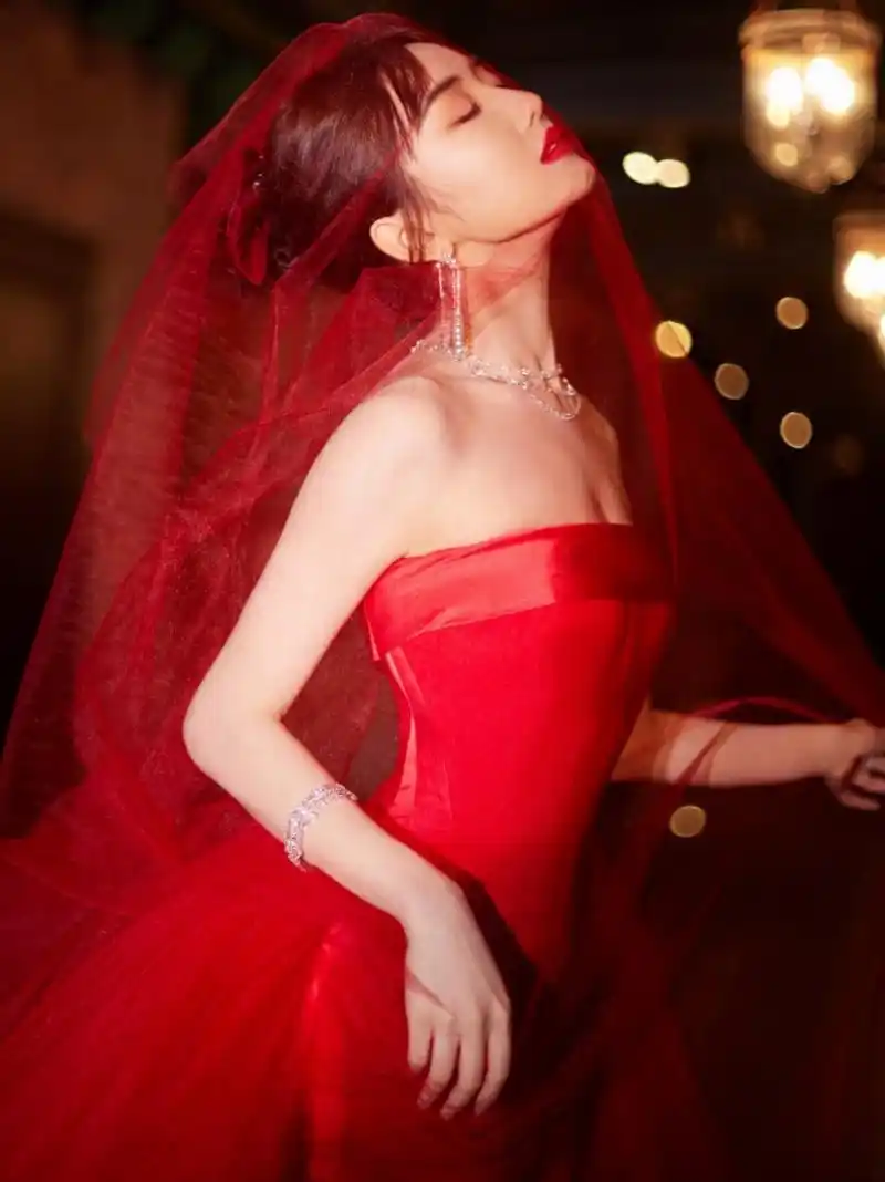 毛晓彤穿红色抹胸礼服裙,展露白皙的香肩