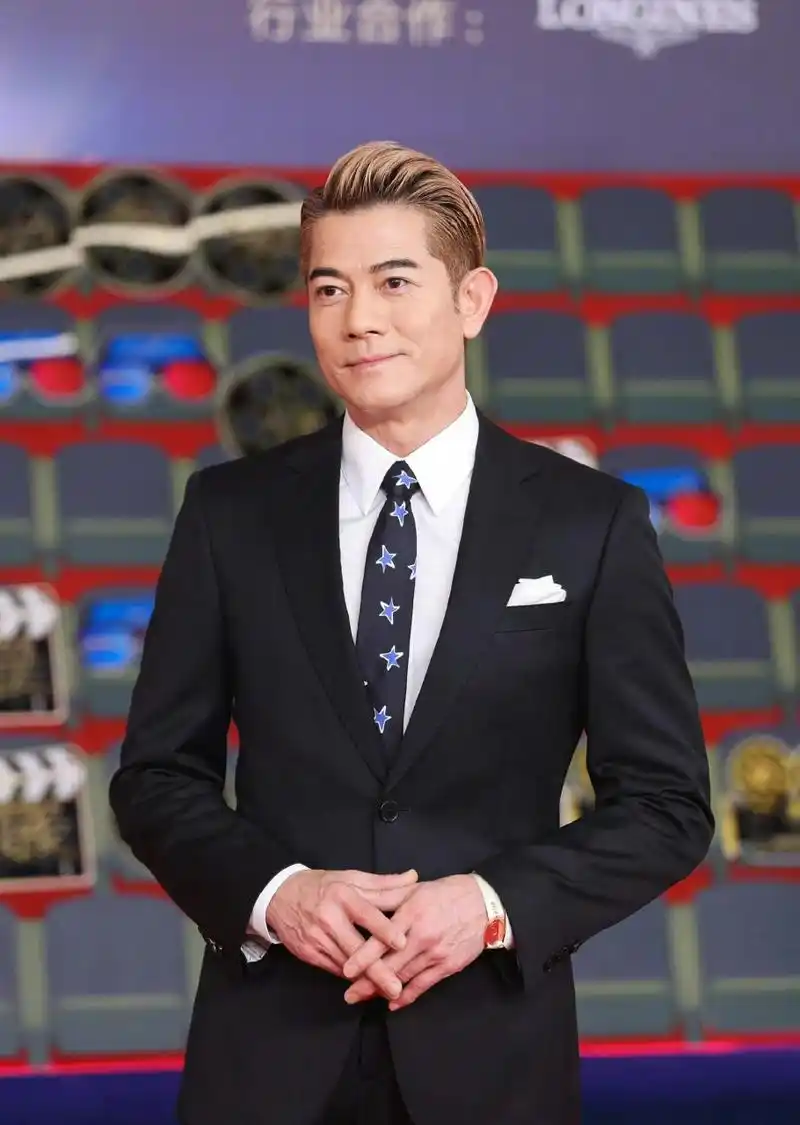 58岁的郭富城亮相电影之夜红毯,金发背头帅气难挡,说真的,快60岁了