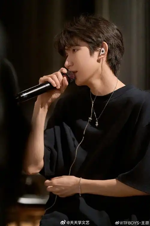 王源看了照片感觉自己又年轻了