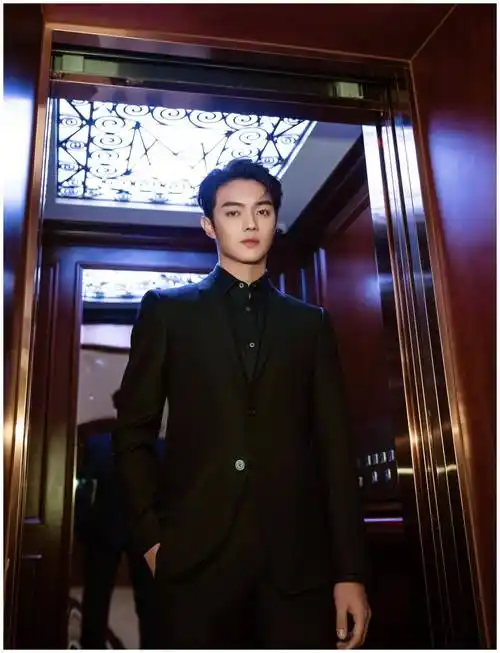 许凯穿着黑色衬衫,很简约清爽,霸气十足!