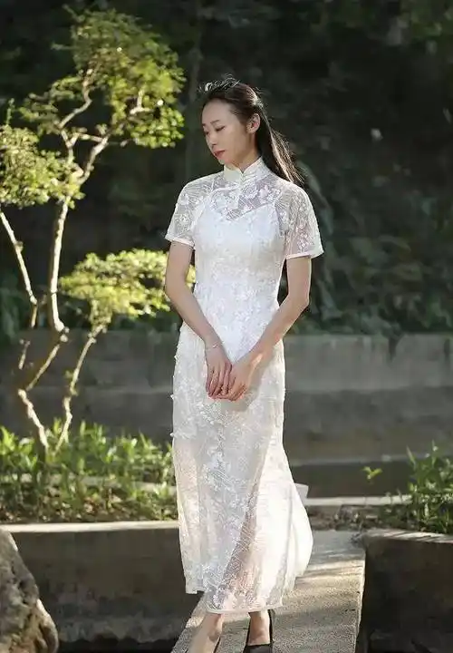 有一种自信叫周冬雨穿旗袍,虽然没有时尚万种,却有独特温婉气质_印花