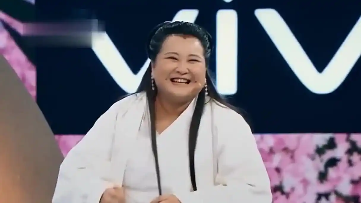 王牌对王牌贾玲演小龙女一个顶俩,哈哈哈!小宝扮演梅超风神像