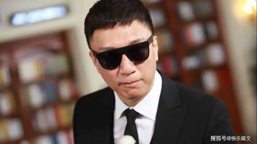 53岁孙红雷疑移居澳洲!清明节不拜山显潇洒,墨镜不离脸又帅又酷