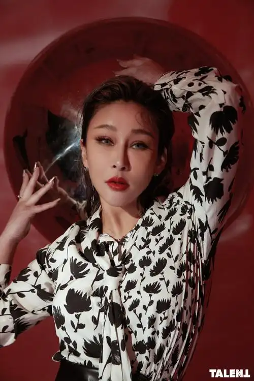 talent今日风采杂志#温岚超话她的歌声如一纸清风,可以驱散遮蔽在