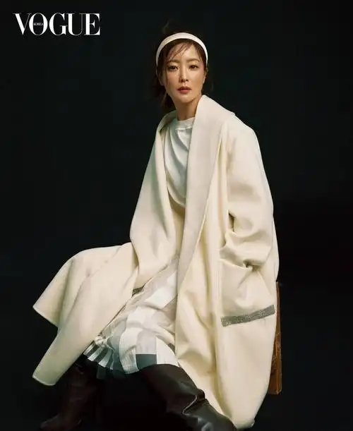 44岁金喜善拍秋季大片 身披皮草发型慵懒优雅知性