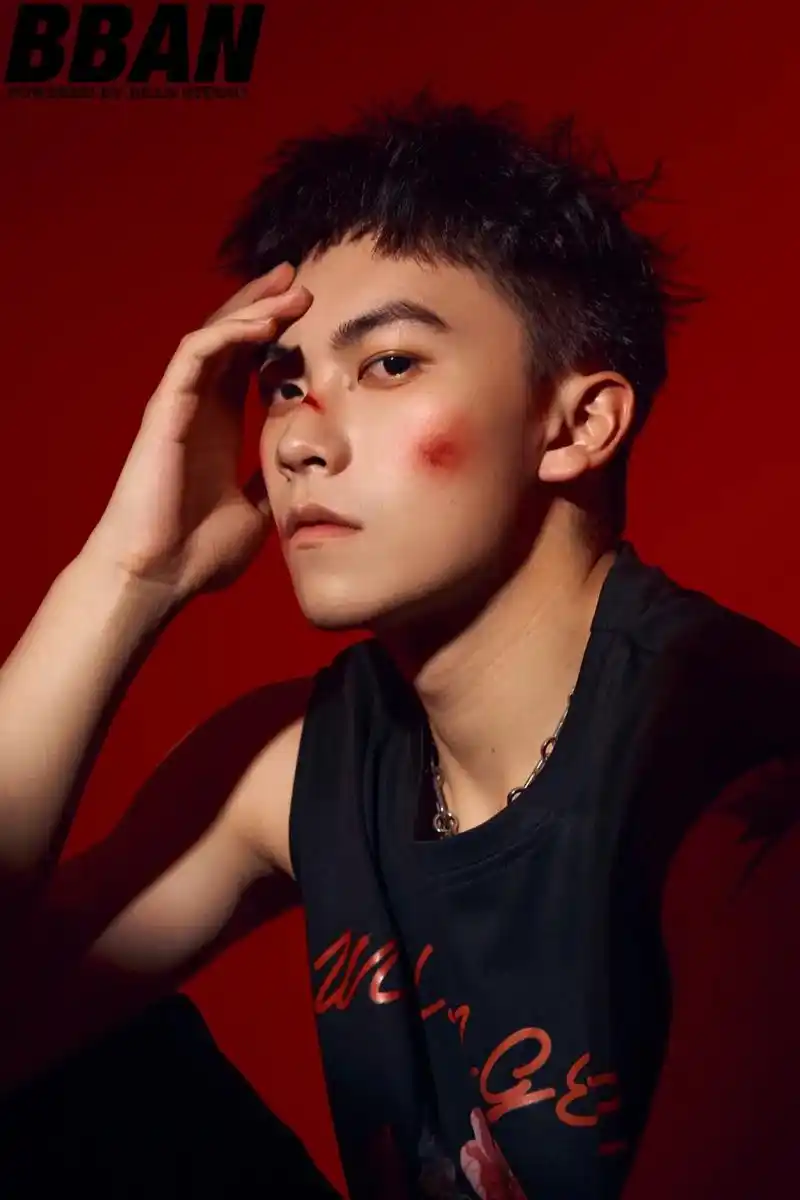 woo 金黄色的皮肤.#男生写真 #杂志风 #少年感 - 抖音