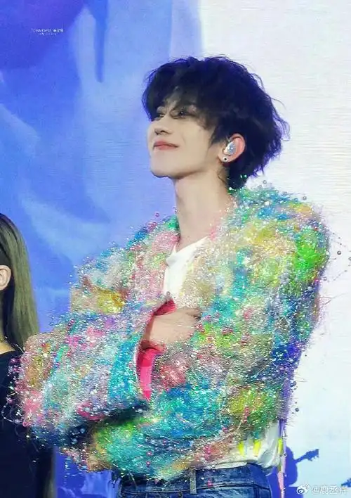 蔡徐坤超话#蔡徐坤顺毛侧颜##蔡徐坤范思哲全球品牌代言人##蔡徐坤